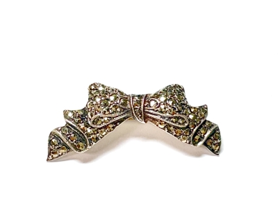 [サムネイル]リボンのブローチ