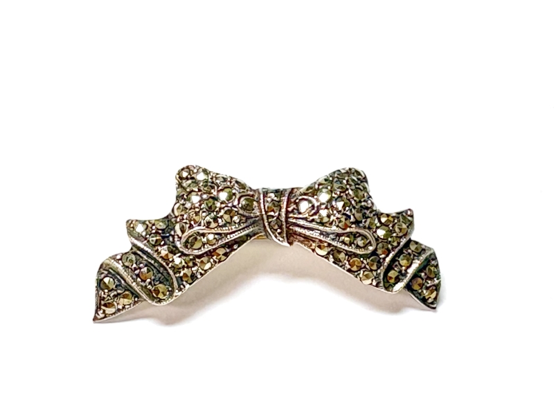 [写真]リボンのブローチ