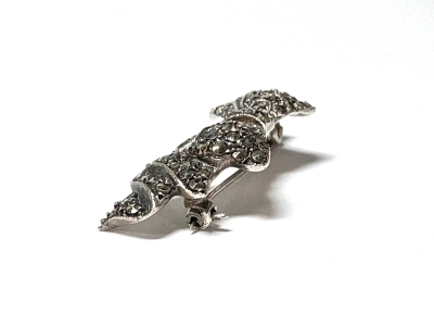 [サムネイル]リボンのブローチ